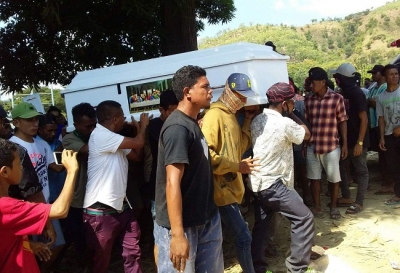 Familia matebian lori mate isin ba rai iha UNPAZ. Foto Joenaca da Conceicao/INDEPENDENTE