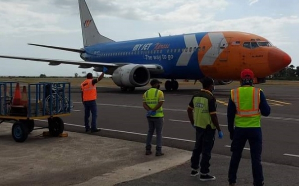 Aviaun MY JET EXPRESS ho marka 9l-NTY Voo ne’ebé aluga husi World Food Programme (WFP) tula vasina SINOVAC mai TL. foto: Independente.