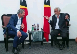 Reprezentante Espesiál Austrália ba Greater Sunrise Esteve Bracks hasoru malu ho Primeiru Ministru Kay Rala Xanana Gusmão, iha Palásiu Governu, Segunda (08/04). Foto:,Media GPM.