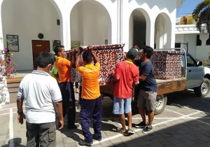 Ekipa kompania lori tama meja Presidente Parlamentu Nasional ho nia vise na&#039;in ba sala plenaria PN. Foto INDEPENDENTE  