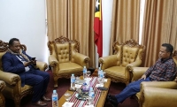 Prezidente Autoridade Rejiaun Administrativu Espesiál Oekusse-Ambeno, Arsénio Paixão Bano hasoru-malu ho Prezidente Parlamentu Nasionál, Aniceto Guterres. Foto:Media PN.