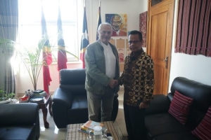 Prezidente Parlamentu Nasional Anicetu Guterres hasoru malu ho Prezidente Republika Jose Ramos Horta, iha Palasiu Prezidensial, Aitarak Laran, Dil, sesta (26/05). Foto;Media PR.