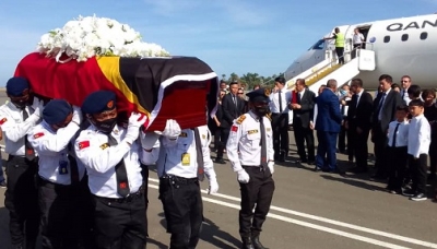 Seguransa sira husi PAX hulan hela mate isin Na&#039;in ba Timor-Plaza, Jape Kong Su, hafoin mate isin too iha Aeroportu Nikolau Lobato, Timor-Leste, iha tuku 08:40, ho Aviaun QantasLink ho marka VH-XVM husi Australia. Foto:Agustino/INDEPENDENTE.