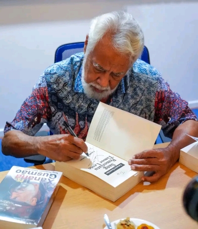 Primeiru Ministru, Kay Rala Xanana Gusmão asina livru ho títulu ‘Xanana Sang Pemersatu Timor-Leste’. FOTO: G-PM