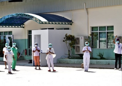 Pesoal Saude sira ne'ebe halo tratamentu ba paasiente Covid-19 iha Izolamentu. Foto INDEPENDENTE