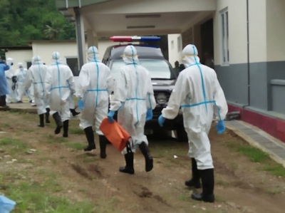 Ekipa Saude prepara atu ba hiit mate isin ba kareta funerariu laran. Foto:Saturnina/Independente