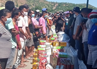 SEPS apoia nesediade bazika ba familia uma kain ne&#039;ebe vitima husi inundasaun iha Lagoa Tasi Tolu, sabdu ohin (17/4), Tasi Tolu Dili. Foto Camilio de Sousa/Independente