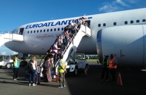 Aviaun Euroatlantic ne&#039;ebe tula fila sidadaun Portugal iha Timor-Leste iha situasaun Estadu Emerjensia. Foto INDEPENDENTE