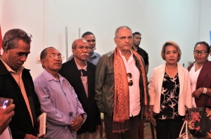 Eis Presidente Republika Timor-Leste, Jose Ramos Horta hasai foto hamutuk ho membru Rejistensia Nasional Defende Justisa no Konstituisaun RDTL, hafoin konferensia. Foto INDEPENDENTE. 