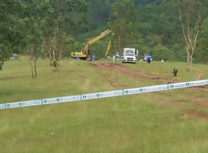 Ekipa saude ho MSSI, haloot mate isin, iha semiteriu Covid-19, Metinaro, tersa (6/4). Foto Saturnina da Costa/INDEPENDENTE.