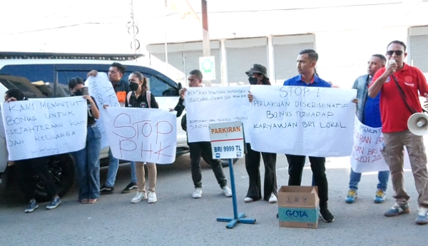 Traballadór Timoroan ne’ebé haknar an iha Banku Rakyat Indonezía hamutuk ho Konfederasaun Sindikatu Timor-Leste hala’o asaun greve hasoru jerente BRI hodi ezize traballadór sira nia direitu intensivu. Tersa (16/07/25). Foto:INDEPENDENTE.