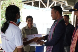 Hafoin ensera formasaun teknika diversidade nuu ba cooking oil, Representante Ministru Komersiu no Indústria-MCI atuál Diretór Nasionál Rekursu Humanu Jorge Ferreira entrega sertifika ba Grupo industria, iha Aldea Naeboruk, Suku Uma Na’in, Postu Administrativa Vikeke Vila, Munisipiu Vikeke. Foto:Media Gabinete MCI