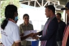 Hafoin ensera formasaun teknika diversidade nuu ba cooking oil, Representante Ministru Komersiu no Indústria-MCI atuál Diretór Nasionál Rekursu Humanu Jorge Ferreira entrega sertifika ba Grupo industria, iha Aldea Naeboruk, Suku Uma Na’in, Postu Administrativa Vikeke Vila, Munisipiu Vikeke. Foto:Media Gabinete MCI