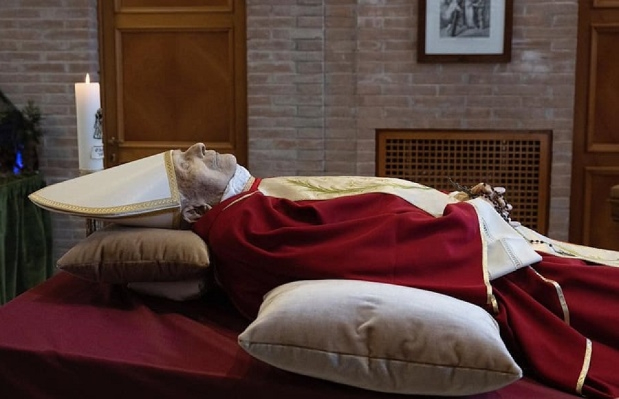  Papa Bento XVI nia isin mate hatoba hela iha meza leten, iha Basilika Santo Petrus Vatikanu. Foto:Google.