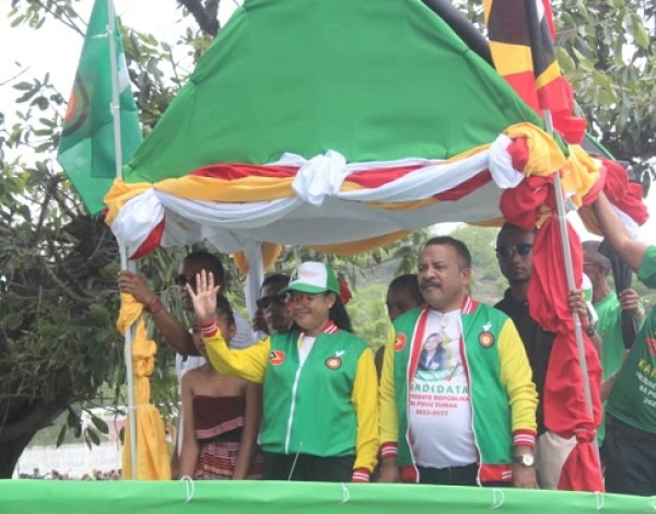 Naimori ho nia espoza Berta nudar kandidatu Presidente Republika 2022-2027, iha ambitu kampanye, iha Munisipiu Manatuto.Foto Independente