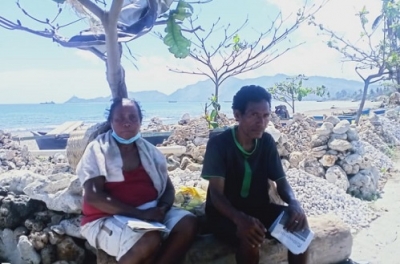 Inan feton naran Jacinta da Costa ho nia laen kaben Justino Ximenes Ribeirro, hein hela fatuk tasi ho ahu-ruin ne'ebe sira faan. Foto:Grigoriu/INDEPENDENTE 