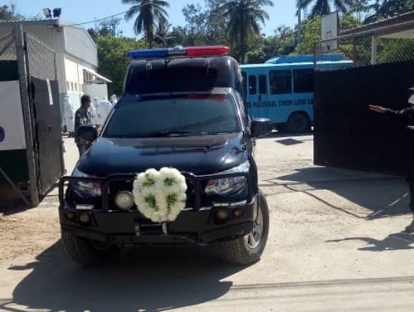 Karreta Funerariu lori sai matebian Fernando do Rego husi izolamentu Vera Crus ba familia, iha Quintal Boot, segunda (3/5). Foto Novencio do Rego/Independente