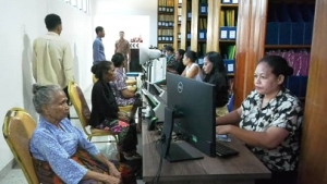 Kombatentes sira hahu atrian hodi simu resibu ba pagamentu pensaun nian, iha Edifisu Banku do Nosso Futuru. (15/12/25). Foto:INDEPENDENTE/Efraim 