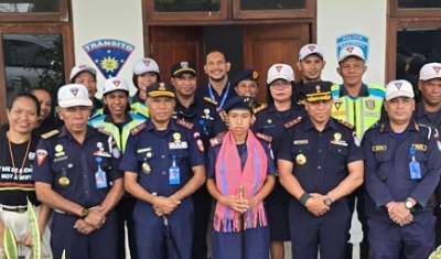 Estudante Nelia Bui de Araujo ho idade tinan 16, husi Eskola Sekundaria Jerál Fernando Lasama de Araujo, Postu Administrativu Ainaro Vila, Munisipiu Ainaro, asume kargu nuudar Komandante Jeral PNTL, durante oras rua nia laran, iha Komando Jeral, Kaikoli, Dili, Kinta (09/10/25). Foto:INDEPENDENTE 