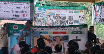 Prezidente Institutu Nasionál Kombate HIV/SIDA, Daniel Marçal sensibiliza informasaun prevensaun ba komunidade sira, iha Suku Bobometo, Sub-Rejiaun Oe-silo, RAEOA, Kuarta (13/05). FOTO: INDEPENDENTE/Ivonia Varela