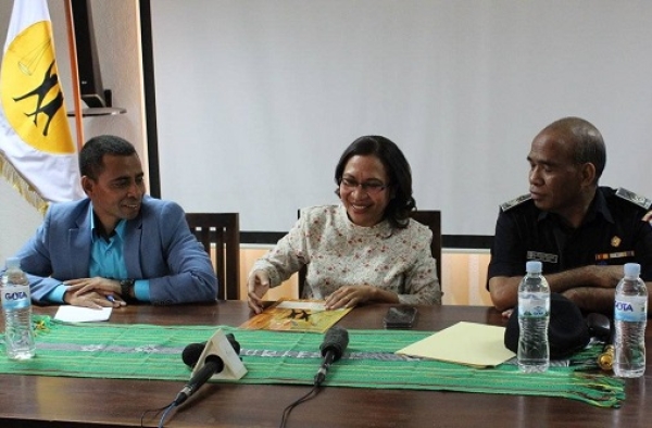 Provedora Direitus Humanus no Justisa, Jesuiña Maria Gomes hamutuk ho Vise Ministru Interior, Antonio Armindo no Segundu Komandante Jeral PNTL, Mateus da Costa hala'o konferensia imprensa hodi relata kona ba relatoriu investigasaun ba Jose Bernardo nia mate. Foto: Media PDHJ.