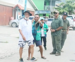 Ministru Obras Publika, Samuel Marçal, koalia hela ho Primeiru Ministru, Kay Rala Xanana Gusmão, bainhira hala’o observasaun ba alargamentu estrada iha Fatuhada, Kuluhun, Bekora, Praia dos Coqueiros, Manleuana no Bedudku, Segunda (24/03). FOTO: media GPM