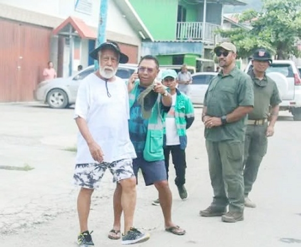 Ministru Obras Publika, Samuel Marçal, koalia hela ho Primeiru Ministru, Kay Rala Xanana Gusmão, bainhira hala’o observasaun ba alargamentu estrada iha Fatuhada, Kuluhun, Bekora, Praia dos Coqueiros, Manleuana no Bedudku, Segunda (24/03). FOTO: media GPM