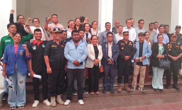 Hafoin remata hala'o dialogo no asina akordu, Portavos Manifestante sira no mos Deputadu sira husi Bankada CNRT, PLP, PD, FRETILIN no KHUNTO foto hamutuk iha Resintu PN, Kuarta (17/09/25). Foto:INDEPENDENTE