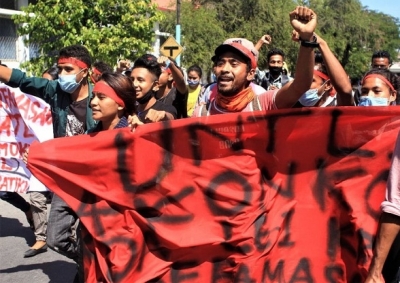 Manifestante kontra esbosu kriminaliza lei difamasaun. Foto INDEPENDENTE.