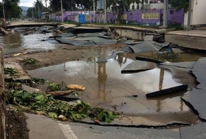 Estrada at ne&#039;ebe estragus husi inundasaun iha palapasu, Embaxada Japaun nia oin. Foto Independente.