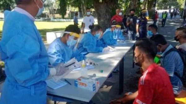 Sidadun sira teste Swab iha Akademia Polisia nia oin. Foto:Independente.