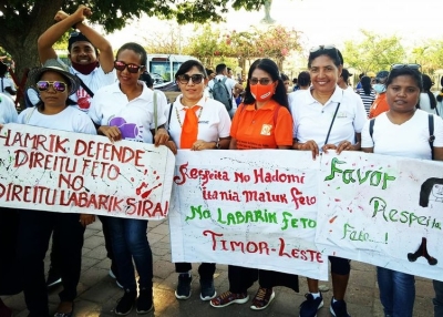 Feto sira hamrik hodi ezije sira nia direitu igual ho mane. Foto:Alola Fundation. 