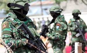 Membru F-FDTL na'in tolu kaer hela kilat. Foto:Dok/INDEPENDENTE.