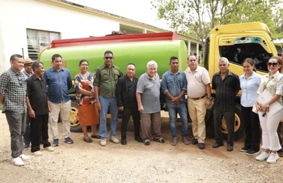 Padre Elisio Lokateli hasai foto hamutuk ho ekipa husi gabineti Prezidensia Republika nian, ne&#039;ebé fasilita Kombustivel Tonelada Lima ba Kolejiu Fatumaka. Foto: Media Salesiano Dom Bosko Timor-Leste.