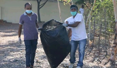 Sidadun sira halao limpeza iha area Suku Komoro. Foto: INDEPENDENTE.