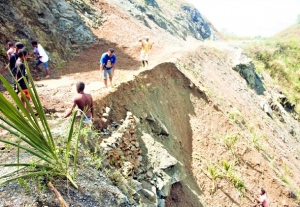 Komunidade sira husi Suku Mindelo, Postu Administrativu Turiskai, Munisipiu Manufahi serbisu voluntariu hodi kee rai ne’ebé monu tuun hodi taka dalan, Domingu (13/12). FOTO: INDEPENDENTE/Jonio da Costa.