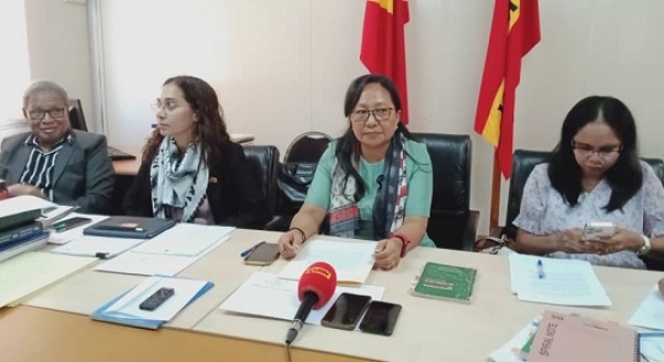 Primeira Vise Xefe-Bankada FRETILIN, Maria Angelica Rangel ho ekipa lhamutuk ho Xefe Bankada PLP, Maria Angelina Sarmento hala'o konferrénsia Imprensa hodi relata ba publiku kona ba lei ndultu ne'ebe Tribunal Rekursu deklara katak, lei indultu Inkonstitusionalidade, iha Bankada FRETILIN, PN, Tersa (20/02). Foto:INDEPENDENTE.