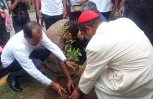  Sekretariu Estadu Floresta (SEF), Fernandino Vieira da Costa hamutuk ho Arcebispo Metroplitana Dili Dom Virgilio Cardeal do Carmo da Silva kuda ai oan iha areador Igreja Katedral nian, (19/04/24). Foto:INDEPENDENTE.