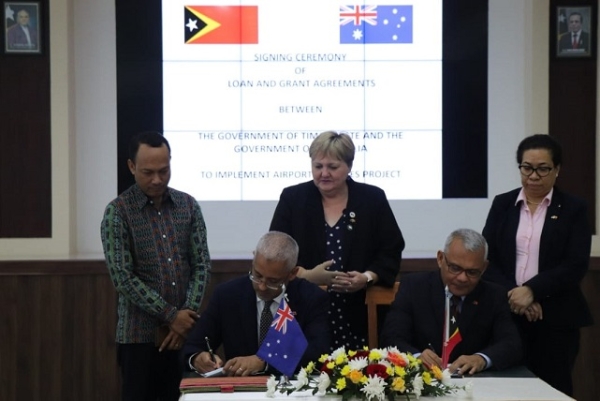 Ministru Finansas, Rui Gomes, ne’ebé reprezenta Governu Timor-Leste no Adjuntu Primeiru Sekretáriu, Divizaun Sudeste Aziátiku, Ridwaan Jadwat reprezenta Governu Austrália, asina ona akordu ba finansiamentu ho montante dolar amerikanu millaun $73,4 ba dezenvolvimentu Aeroportu Internasional Prezidente Nikolau Lobato, Komoro, Dili. Foto:Media MF.