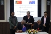 Ministru Finansas, Rui Gomes, ne’ebé reprezenta Governu Timor-Leste no Adjuntu Primeiru Sekretáriu, Divizaun Sudeste Aziátiku, Ridwaan Jadwat reprezenta Governu Austrália, asina ona akordu ba finansiamentu ho montante dolar amerikanu millaun $73,4 ba dezenvolvimentu Aeroportu Internasional Prezidente Nikolau Lobato, Komoro, Dili. Foto:Media MF.