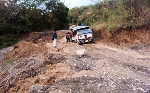 Tempu udan difulta transporte publiku asesu ba estrada. Foto:INDEPENDENTE. 