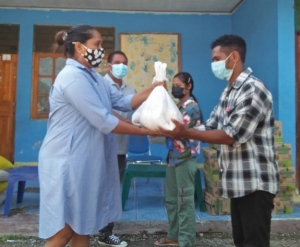 Prezidente CNJTL, Maria Dadi Soares Magno simbolikamente intrega  fos plastiku ida ba reprezentante juventudi entudante ne&#039;ebe hetan apoiu umanitaria. Foto: Saturnina  da Costa 