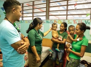 Espoza PR vizita labarik sira ne&#039;ebe hetan ma-nutrisaun. Foto:Independente.