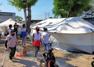 Ekipa sira monta hela lona ba vitima sira. Foto:Independente.