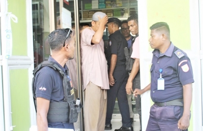 Autoridade seguransa kaer no halo detensaun ba jerente Klinika Moris foun na’in tolu, iha Kolmera, Kuarta (21/02). FOTO: INDEPENDENTE/Domingos Gomes. 