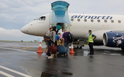 Sidadaun Estadu Unidos Amerika fila hikas liu husi aviaun AIRNORTH, iha Aeroportu Internasional Nikolau Lobato Dili, Domingu ohin (12/4). Foto Esp.