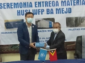 Diretor World Food Programme (WFP) Dageng Liu entrega material prevensaun ba kombate Covid-19 ba Ministru Edukasaun Juventudi no Desportu (MEJD), Armindo Maia, iha salaun MEJD, Vila-Verde Dili, kinta (29/07). Foto: Independente.