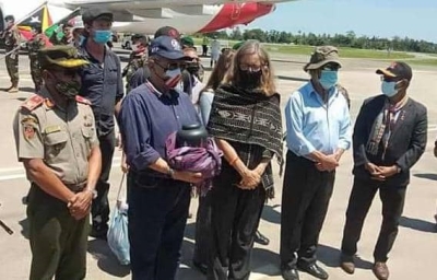 Laureado Nobel da Páz, José Ramos Horta hiit hela Saudozu Max Sthall nia ahu kdesan, iha Aeroportu Internasional Nikolau Lobato, kuarta (15/12). Foto: Agostino/INDEPENDENTE.