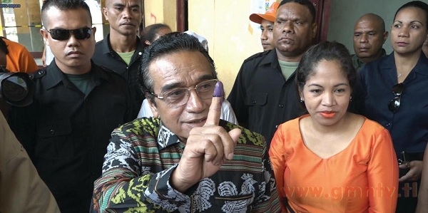 PR Lu Olo ho nia espoza foti liman fuan hafoin vota iha sentru votasaun Farol, Dili