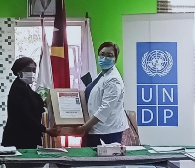 Ministra Saúde, Odete Maria Freitas Belo, simu simu aimoruk ne'ebe' intrega husi Reprezentante UNDP, Munkhtuya Altangerel. Foto: Grigoriu/INDEPENDENTE.